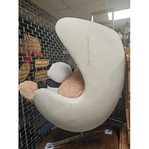 744 - Vintage Retro Leatherette Egg Chair Needs A Good Clean But No Rips A Few Scuffs