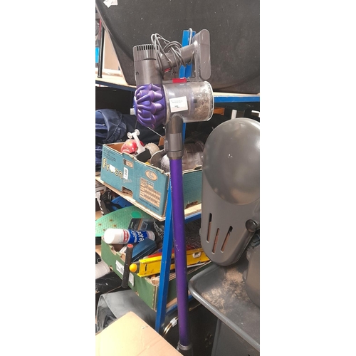 695 - Dyson V7 Total Clean With Charger Working