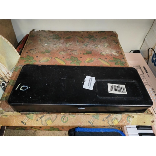 151 - Rivet Gun And Rivets Kit