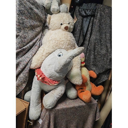 698 - 4 Large Cuddly Toys