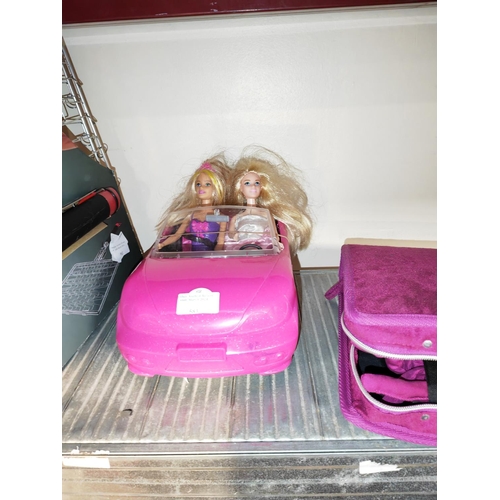 583 - Barbies Sports Car And 2 Barbie Dolls