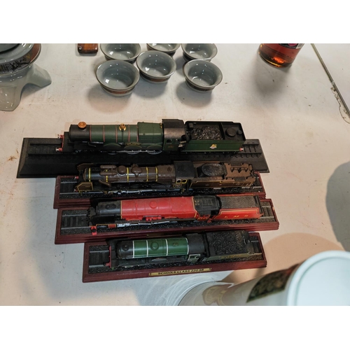 670 - 4 X Model Static Trains On Plynths