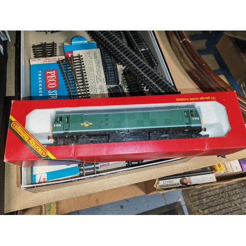 95 - Small Box Of 2 Rail O Gauge Track With A Boxed Hornby Br Class 22 Diesel Loco No R.072