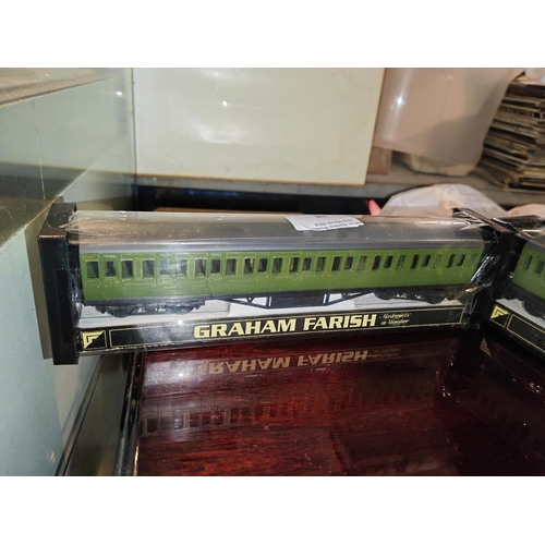 298 - 2 Graham Farish Southern Railway Rail Coaches In Original Packaging One End Missing