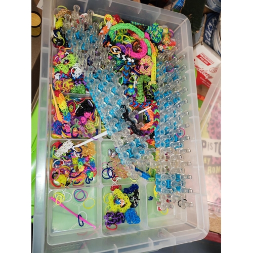 624 - 2 Small Tubs Of Childrens Loom Bands Crafting Sets