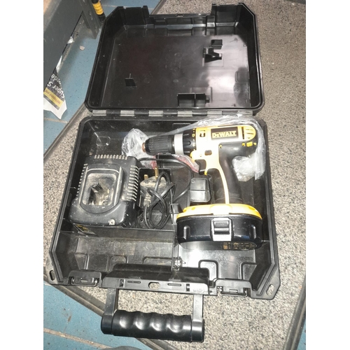 77 - Dewalt Dc 725 Cordless Drill With Battery And Charger In Case Working