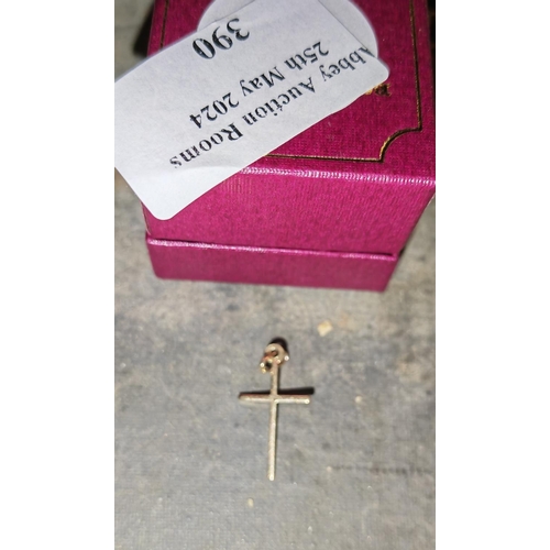 390 - 9Ct Gold Cross Weight 0.4Gms