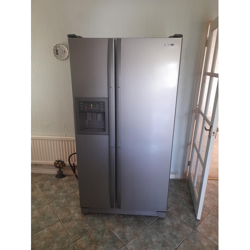 748 - Samsung American Fridge Freezer Working With Slight Damage To Right Hand Side And Break To One Shelf