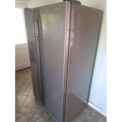 748 - Samsung American Fridge Freezer Working With Slight Damage To Right Hand Side And Break To One Shelf