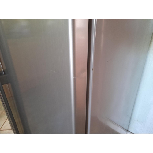 748 - Samsung American Fridge Freezer Working With Slight Damage To Right Hand Side And Break To One Shelf