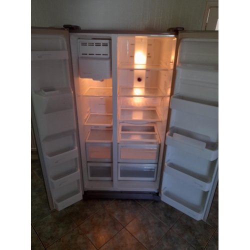 748 - Samsung American Fridge Freezer Working With Slight Damage To Right Hand Side And Break To One Shelf