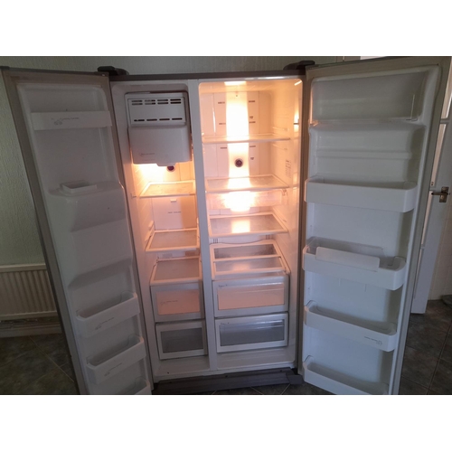 748 - Samsung American Fridge Freezer Working With Slight Damage To Right Hand Side And Break To One Shelf