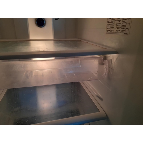 748 - Samsung American Fridge Freezer Working With Slight Damage To Right Hand Side And Break To One Shelf