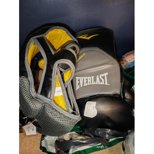 256 - Everlast Boxing Gloves And Headgear