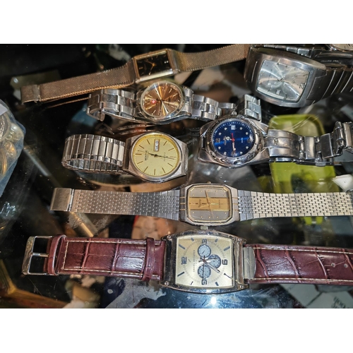 303 - Bag Of 9 Men'S Watches All Working