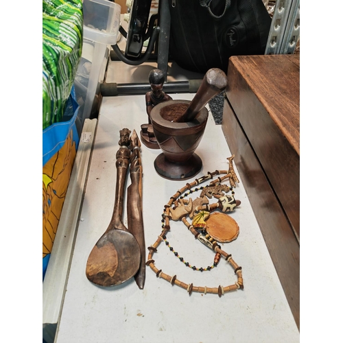 425 - Selection Of Wooden African Items Plus A Mortar And Pestle