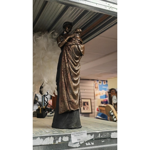 466 - Massai Warrior Lady Figurine With Baby