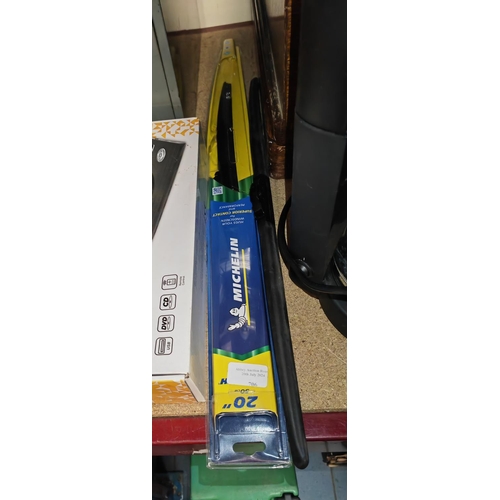 706 - 2 Unused Windscreen Wipers One In Box