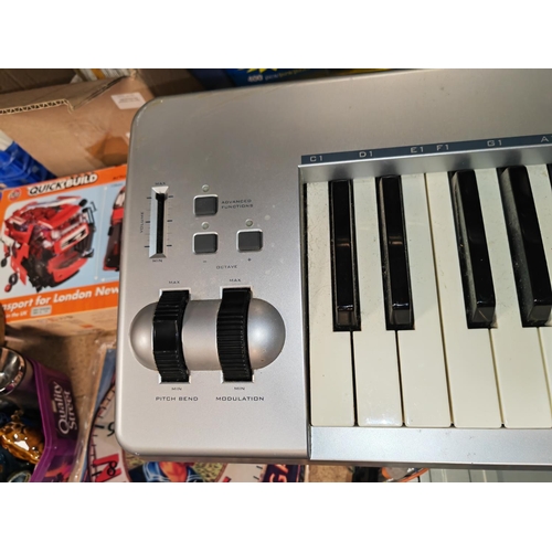 190 - M Audio Keystation 52 Es Connects To Pc No Speakers Built In