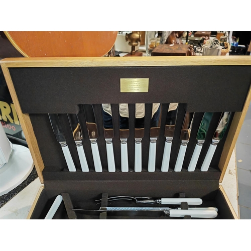 479 - Canteen Of Cutler In Oak Box