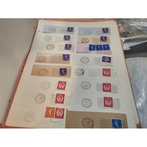560 - 3 Folders Of Stamps On Paper