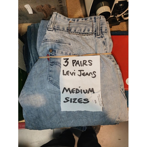 616 - 3 Pairs Of Levi Jeans Size Medium