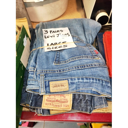 641 - 3 Pairs Of Levi Jeans Size Large