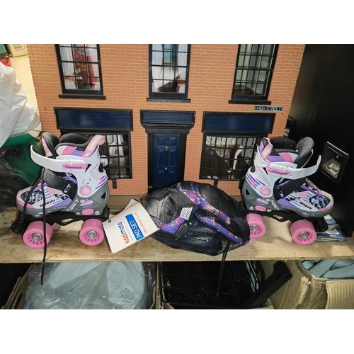 706 - Pair Of Children's Roller skates And Pad Set