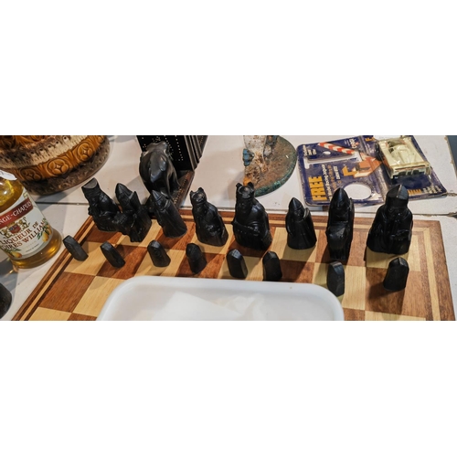 528 - Resin Knight Chess Set With Chess Board