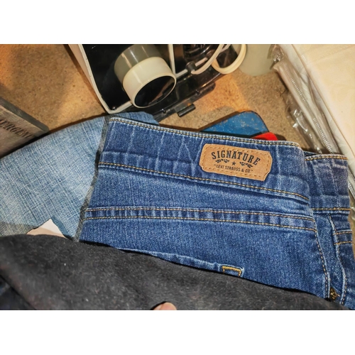 616 - 3 Pairs Of Levi Jeans Size Medium