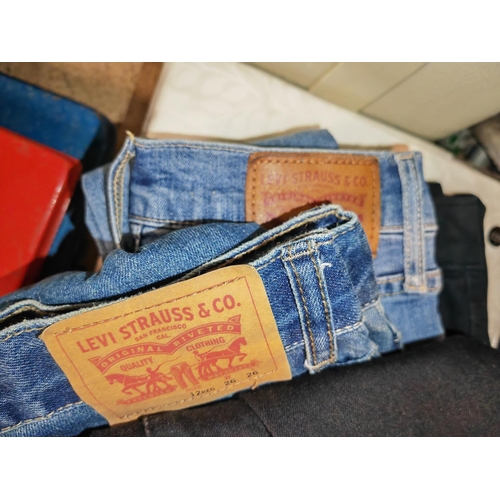 633 - 4 Pairs Of Levi Jeans Size Small