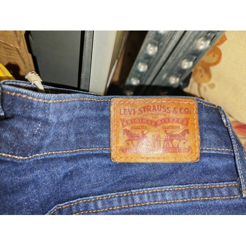 662 - 4 Pairs Of Levi's Jeans Size Small