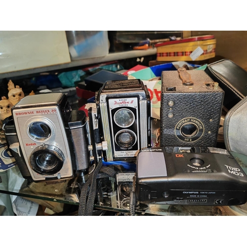 304 - Kodak Dualflex 2 Camera - Mirror Cracket, Portrait Hawkeye No 2 And Kodak Brownie Reflex 20 With Ins... 