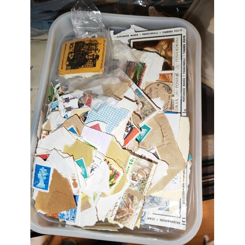 539 - Tub Of Stamps, Plus A Stanley Gibbons Catalogue And A Stamp Albums With Some Stamps