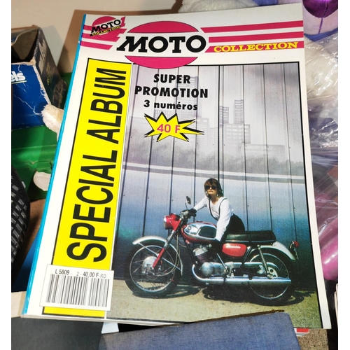 208 - Pile Of Motorcycle & Motor Bike Books, Brochures & Ephemera Inc The Motor Cycle Magazine Ft Some 194... 