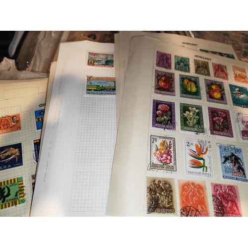 571 - Selection Of World Stamps In Packets