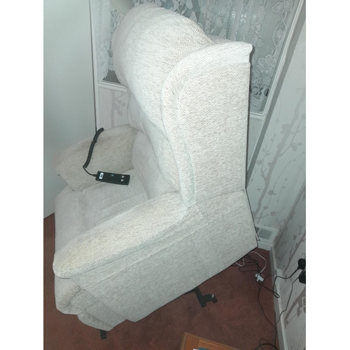 739 - Rise And Recline Chair