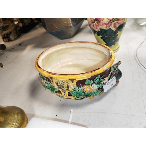 466 - Antique Majolica Wedgewood Boat Shaped Bowl Decorated With Griffin At Each End And Bird To The Centr... 