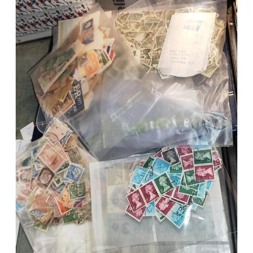 585 - Plastic Tub Of Gb + Worldwide Stamps In Packets