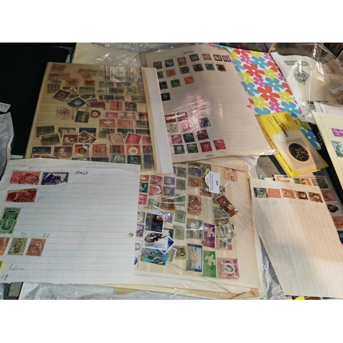 609 - Stamps World Issues On Pages