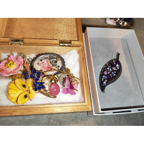 672 - Wooden Box Of Jewellery Plus A Brooch