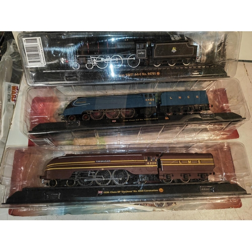 32 - 4 Amercom Large Static Model Trains On Plynth In Packaging