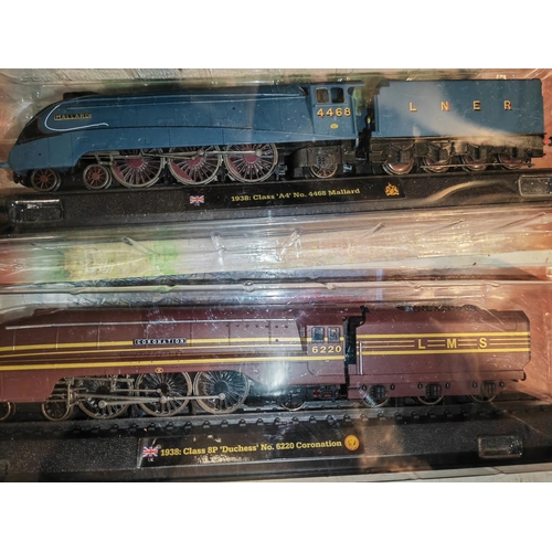 32 - 4 Amercom Large Static Model Trains On Plynth In Packaging