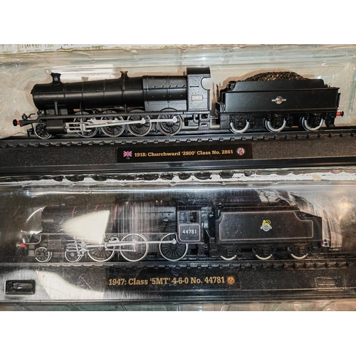 32 - 4 Amercom Large Static Model Trains On Plynth In Packaging