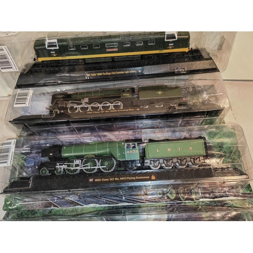 38 - 4 Amercom Large Static Model Trains On Plynth In Packaging