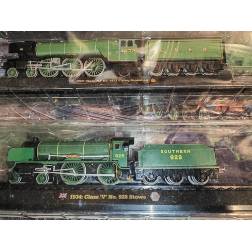 38 - 4 Amercom Large Static Model Trains On Plynth In Packaging