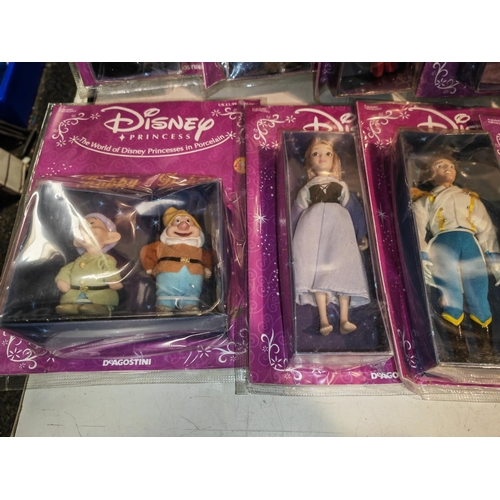 172 - 22 Disney Princess Dolls With Magazines In Packaging