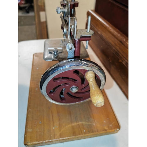 300 - Old Miniature Sewing Machine