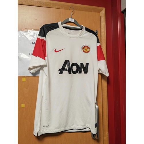 27 - Manchester United Aon Football Shirt Size Medium