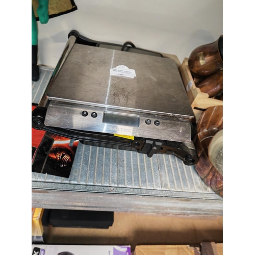 140 - Electric Panini Maker Plus A Pair Of Scales In Good Working Order